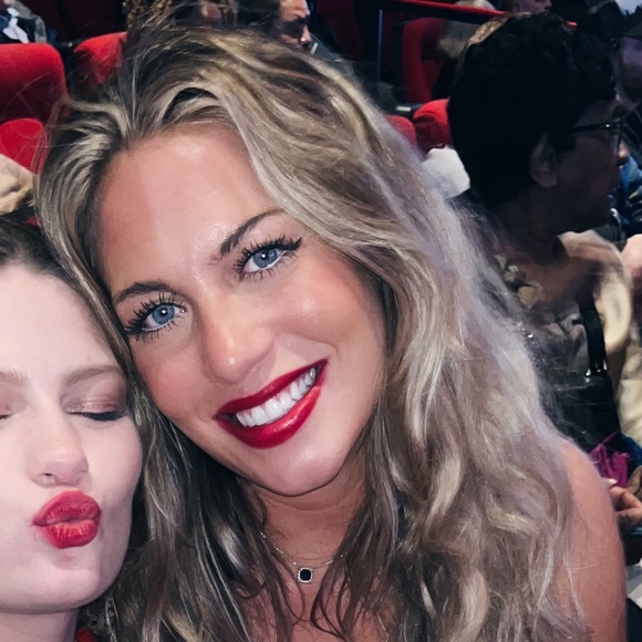 Meet your Posher, Taylor - Picture 1 of 3